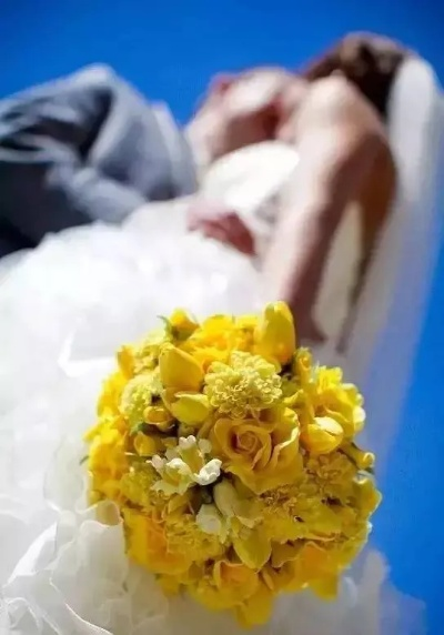 奢华爱情见证，女子用180克黄金手捧花做陪嫁，浪漫婚礼感动无数