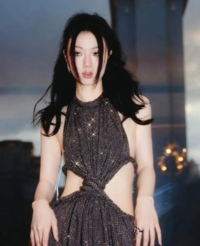 单依纯惊艳公开Grace超绝腰臀比，网友直呼，这才是真正的曲线美！