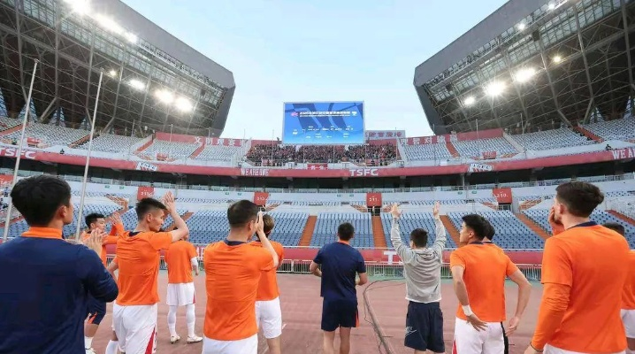 山东泰山客场顽强1-1战平上海海港，展现顽强斗志与团队精神