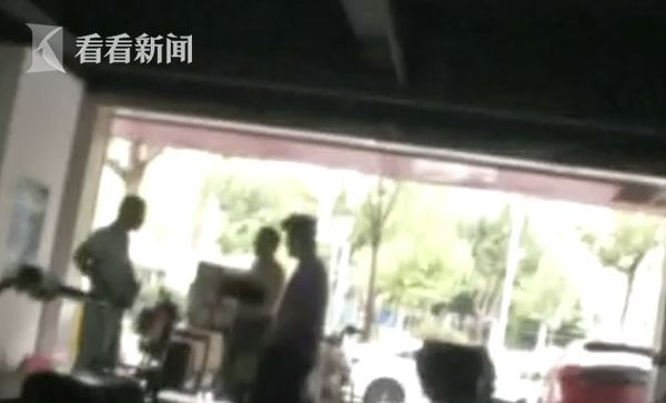 女子家中遭快递员多次辱骂、踹门跟踪，维权之路艰难曲折
