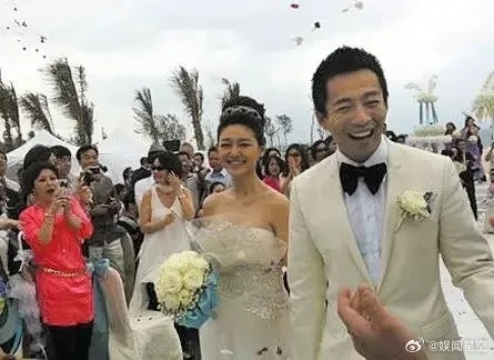 汪小菲马筱梅穿中式婚服热情打招呼，浪漫婚礼现场温馨感人