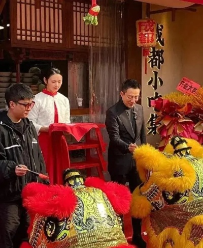 汪小菲四合院奢华婚礼现场，保安严阵以待，门口把守显尊贵