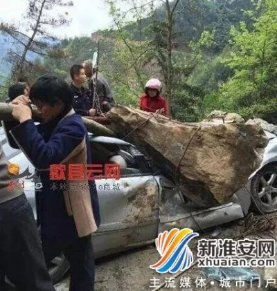 悲剧瞬间！男子驾车途中不幸被山石砸中，当场身亡，现场惨烈！