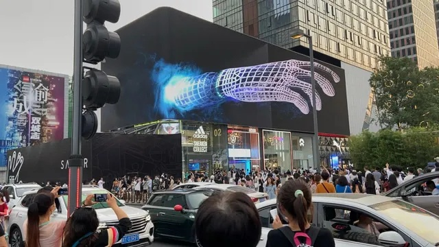 成都春熙路巨型3D蛇太逼真引争议，网友，仿佛游走在现实与虚构之间