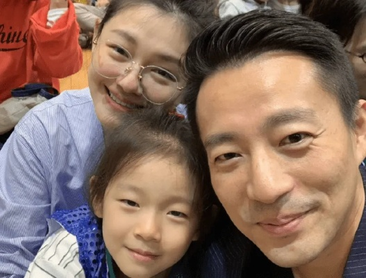 曝大S子女缺席汪小菲婚礼，背后原因引人猜测，家庭关系再成焦点
