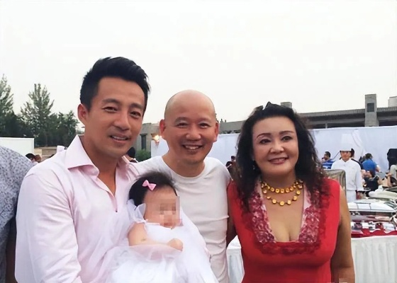 汪小菲撒喜糖，张兰一身红衣送祝福，豪门喜事再掀热潮！