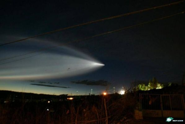 新疆多地现神秘天象，不明飞行物如月亮般明亮，引网友热议！
