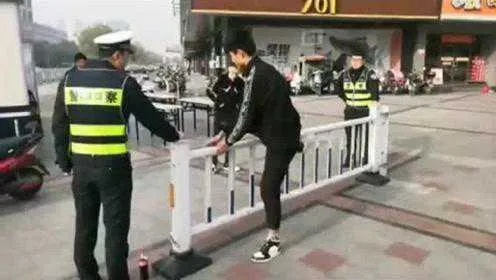 男子翻护栏插队被警察叔叔一把薅回，文明出行需从你我做起