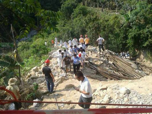 广东高州市突发山体滑坡，已造成2人死亡，救援工作正在紧张进行