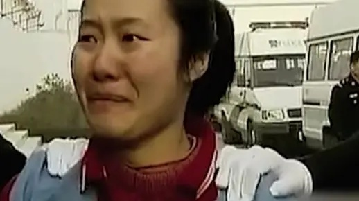 女子服刑10年即将出狱，悲喜交加，父母离世留她独自面对未来