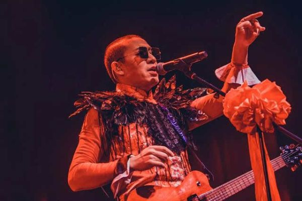 二手玫瑰演唱会惊现无人机贴脸，现场观众惊呼不已！