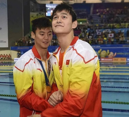潘展乐赛后深情拥抱孙杨，传递友谊与支持的力量