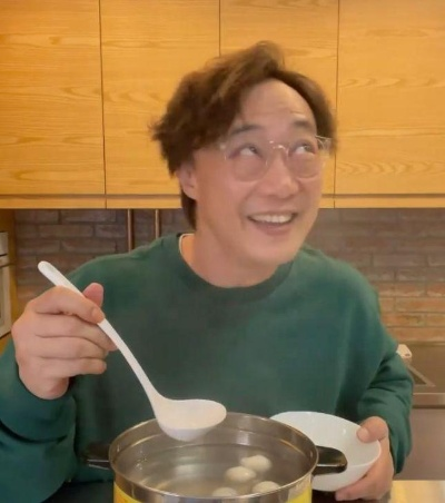 陈奕迅晒照报平安，复活后首餐大快朵颐，网友感叹歌手回归