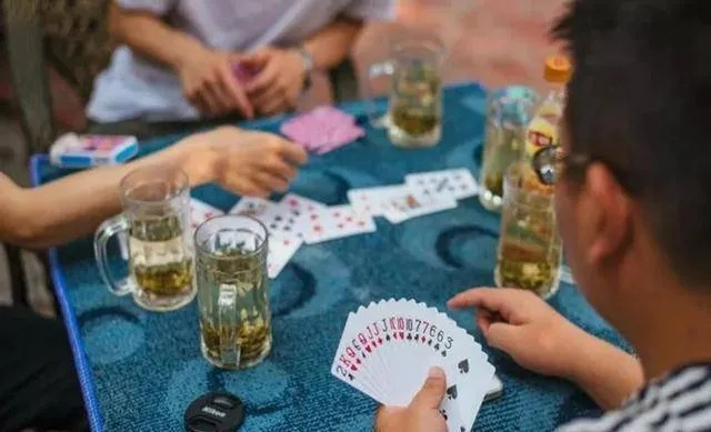 大学生聚会玩扑克不成想涉嫌开设赌场罪，法律红线不可触