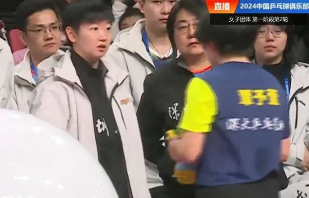 孙颖莎赛场瞬间，被工作人员碰餐盘，她急忙制止展现专业素养