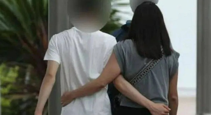 校园丑闻，男生偷拍女性遭当场抓获，惨遭开除学籍，道德沦丧引发社会关注