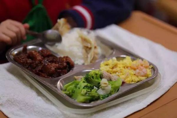 校园餐，绝非唐僧肉—揭秘校园餐饮的真实面貌与变革