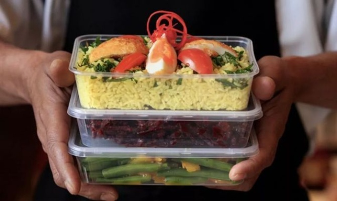 警惕！外卖盒盛放60℃以上食物可能释放有毒物质，健康饮食需谨慎！