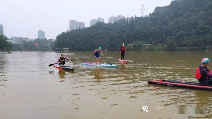 武汉暴雨家长英勇划桨板接娃，谱写爱心守护篇章