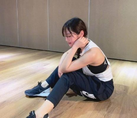 章泽天罕晒健身照，素颜皮肤白里透红，展现健康生活方式