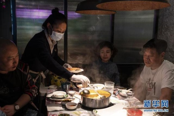 武汉创新餐饮潮流—人狗分餐共享火锅店引发热议