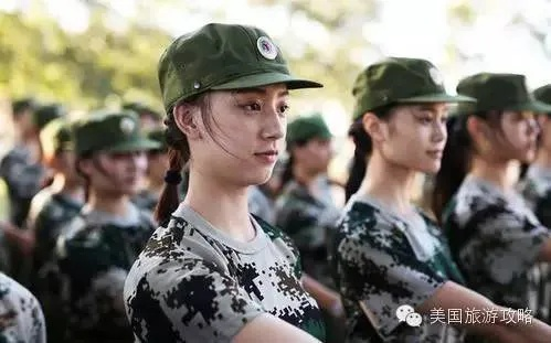 300万人投票选出最丑军训服，新生纷纷表示，天塌了！