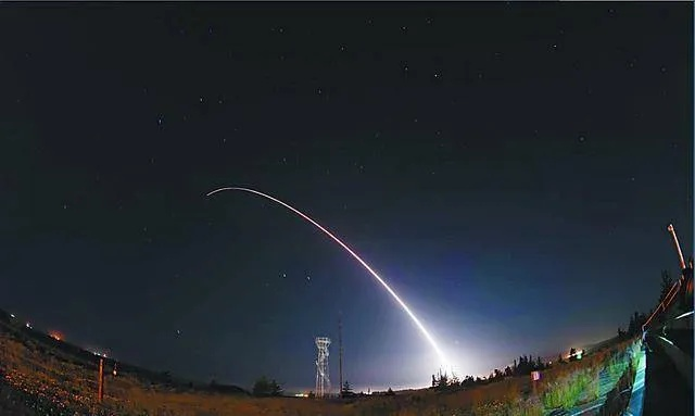 美军夜间试射洲际导弹，精确打击目标落点太平洋，彰显军事力量
