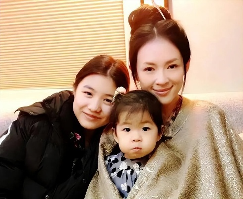 章子怡素颜带女儿看陈丽君演出，温馨母女情深引网友热议