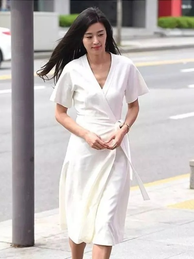 全智贤演绎时尚经典，白色抹胸伞裙展现优雅魅力