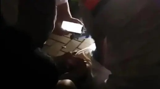 悲剧！儿童疑触碰路灯电桩不幸身亡，身上留有电击痕迹引关注