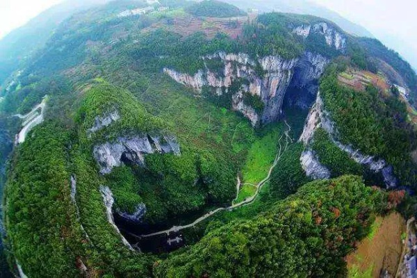 揭秘武陵山天池底神秘材料，304不锈钢？景区回应引发热议
