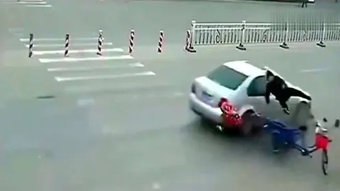 悲剧！两老人送孙子上学在校门口被撞身亡，引发社会关注