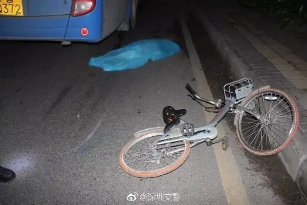 男子不幸坐共享单车车篮摔亡，同伴疏忽担全责引发社会关注